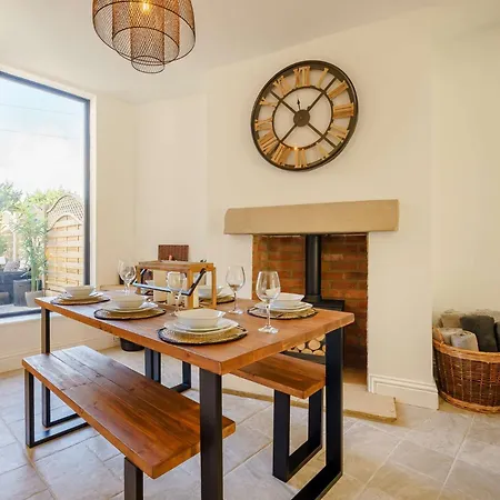 3 Bed House With Hot Tub - Terrace Semesterbostad