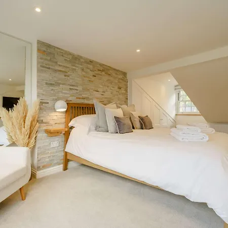 3 Bed House With Hot Tub - Terrace