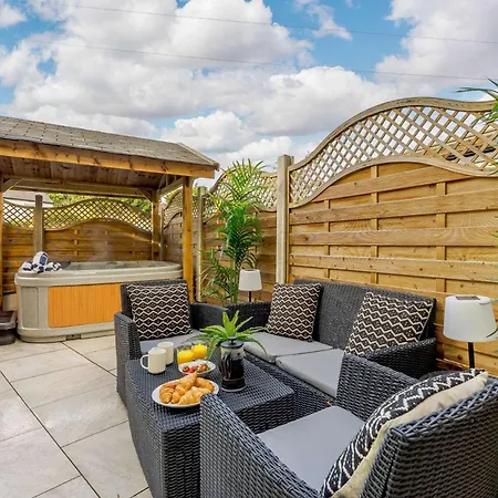 Semesterbostad 3 Bed House With Hot Tub - Terrace *