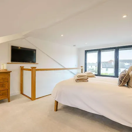 3 Bed House With Hot Tub - Terrace Semesterbostad
