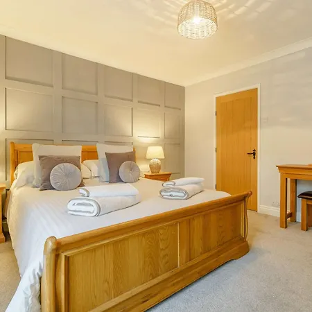 3 Bed House With Hot Tub - Terrace