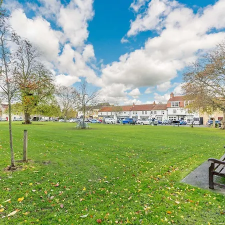 3 Bed House With Hot Tub - Terrace *