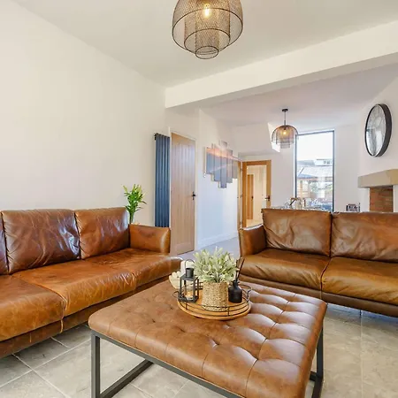 3 Bed House With Hot Tub - Terrace * 大艾顿