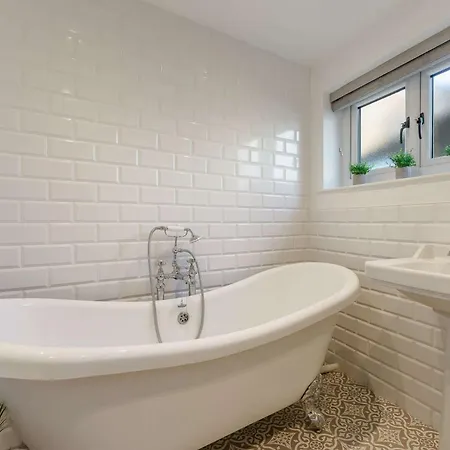 3 Bed House With Hot Tub - Terrace