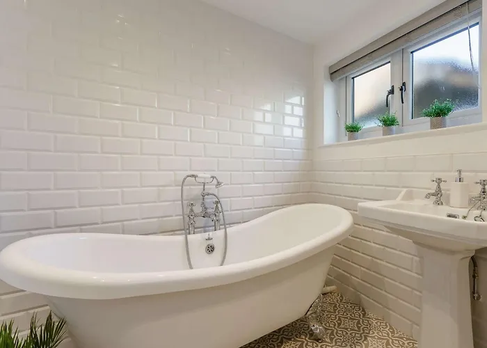 3 Bed House With Hot Tub - Terrace